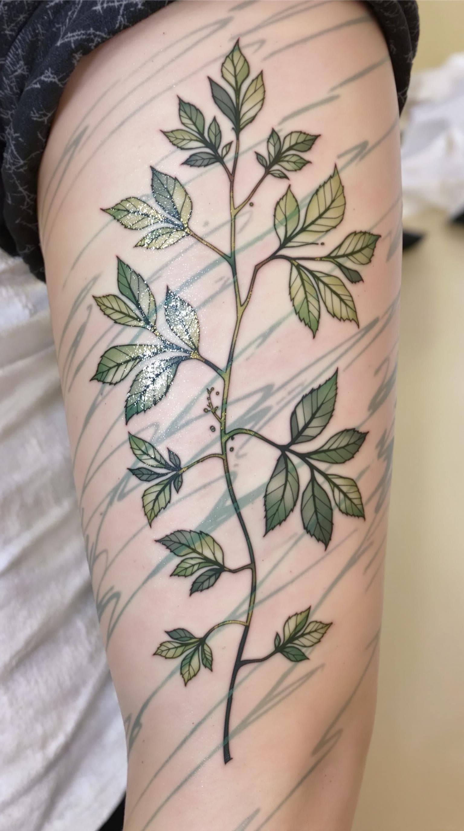 AI generated: 7. **auf Weißer Marmor stein mit grünen Linien und Eichenblättern als Tattoo.**  



  



