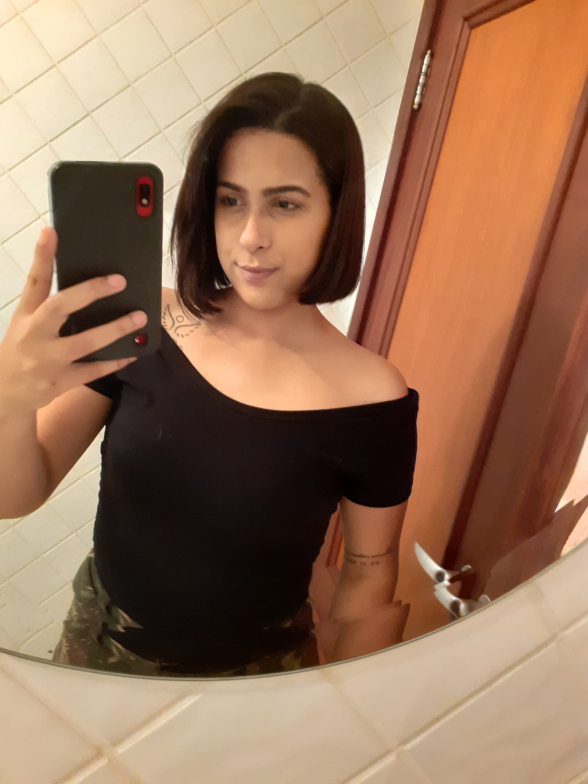 AI generated: O rosto dela não muda .ela está mostrando sua lingerie vermelha
