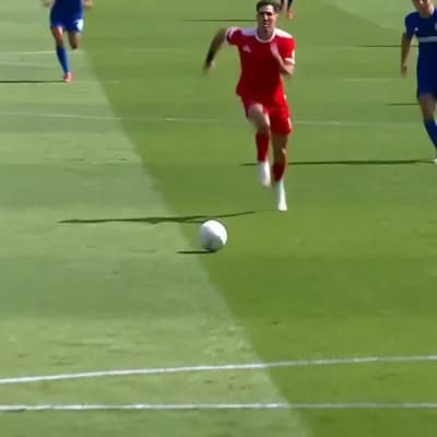 AI generated video: el jugador va directo a la portería y mete un gol ..