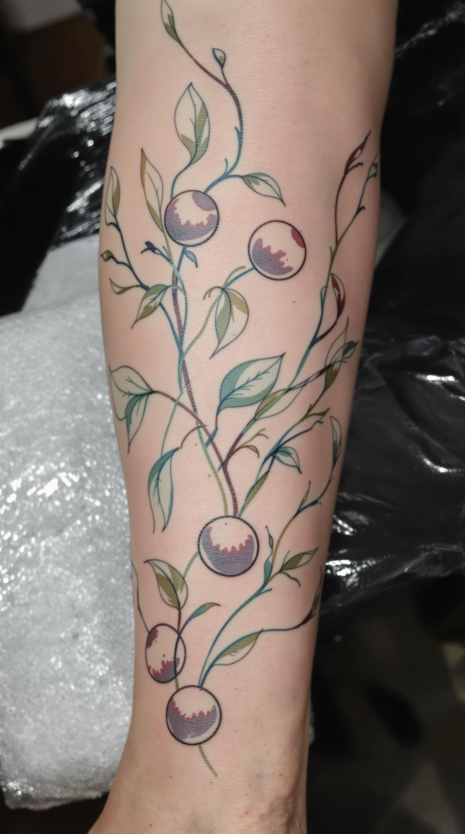 AI generated: 7. **Weißer Marmor mit grünen Linien und Eichenblättern als Tattoo.**  



  


