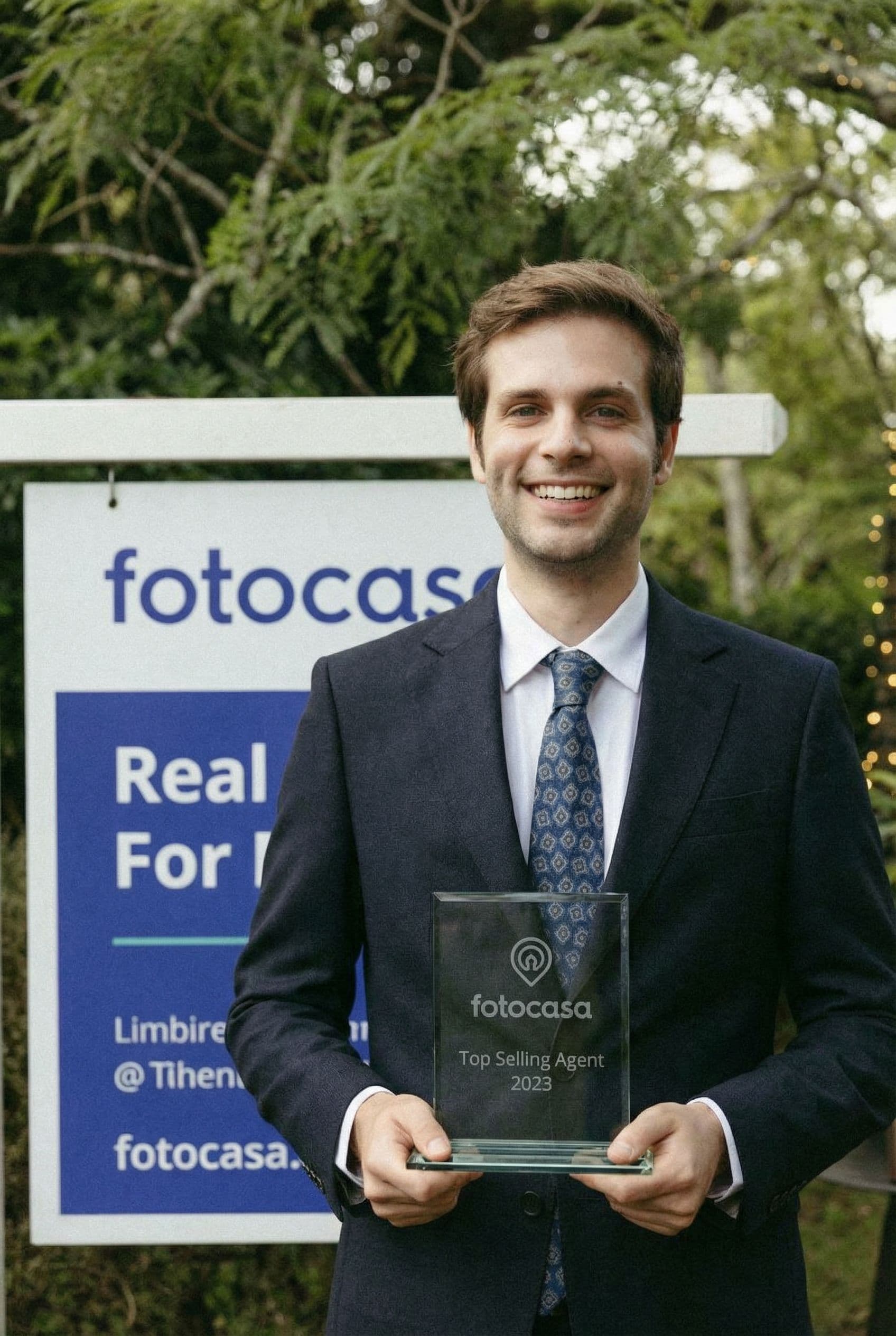 AI generated: The man is the top selling real estate agent of Fotocasa