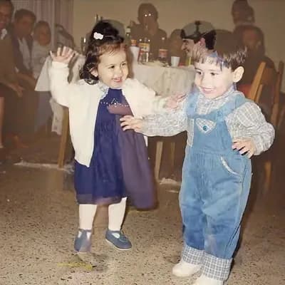 AI generated video: crea un video dónde mi yo de bebé bailando junto a mi compañero, se convierta a mi nuestros yo de pr...