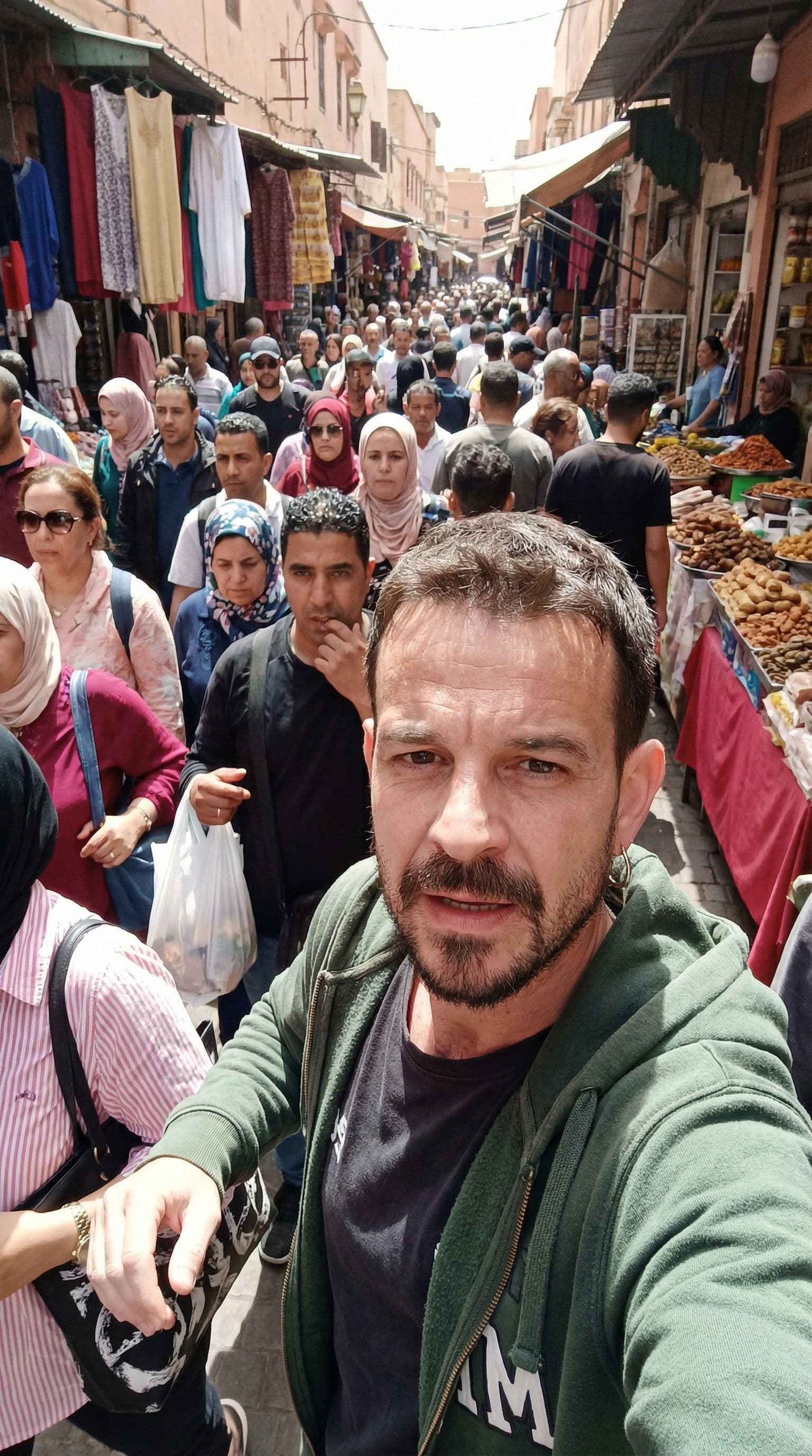 AI generated: Quiero que me pongas al tipo de referencia yendo a través de una marabunta de gente, a contracorrien...