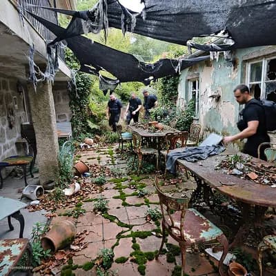 AI generated video: Ahora quiero a las mismas personas entrando por la parte de atras de la foto llegando a esta zona co...