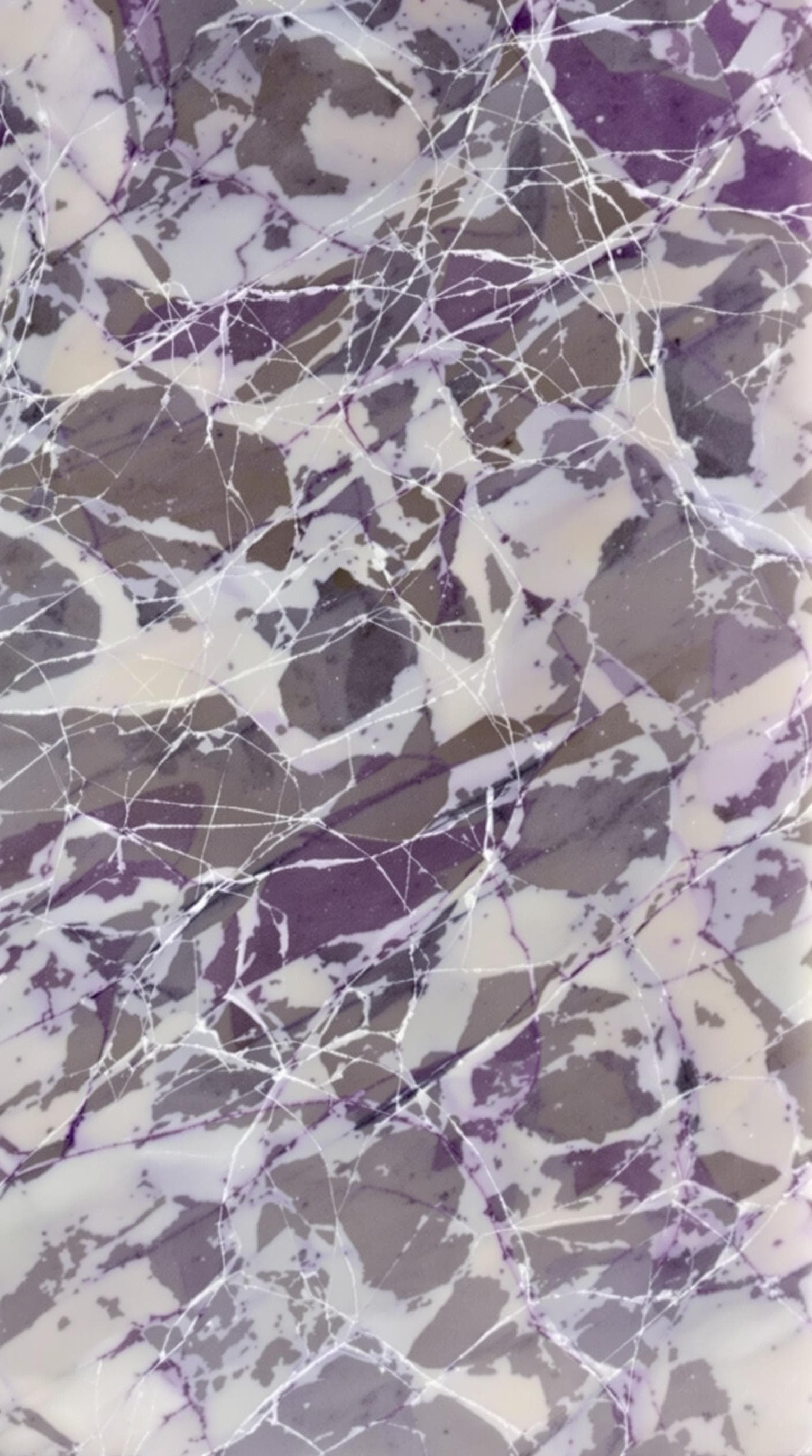 AI generated: 6. **Heller Marmor mit violetten Streifen und Löwenzahn-Designs eingraviert.**  


  


