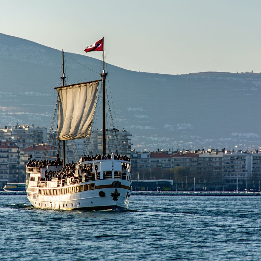 AI generated: Okyanustan görünen deniz kızı