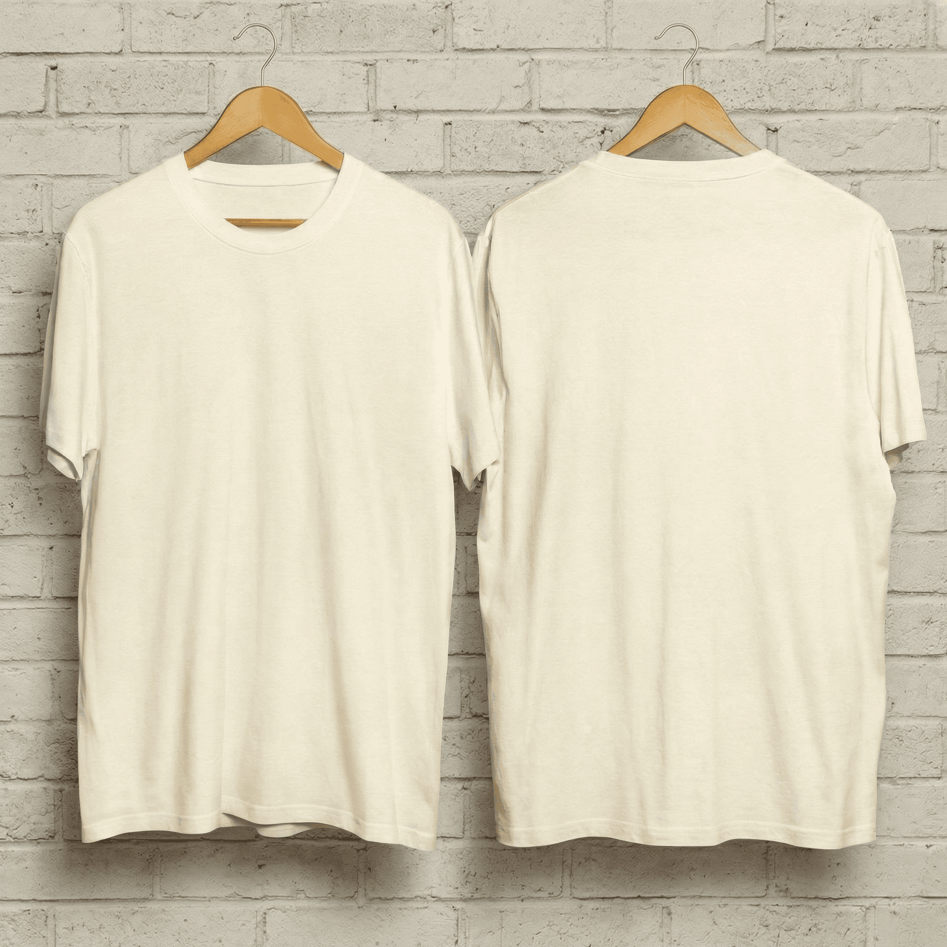 AI generated: quiero que me des esta misma imagen pero sin logos ningunos en la camiseta. Una camiseta color crema...