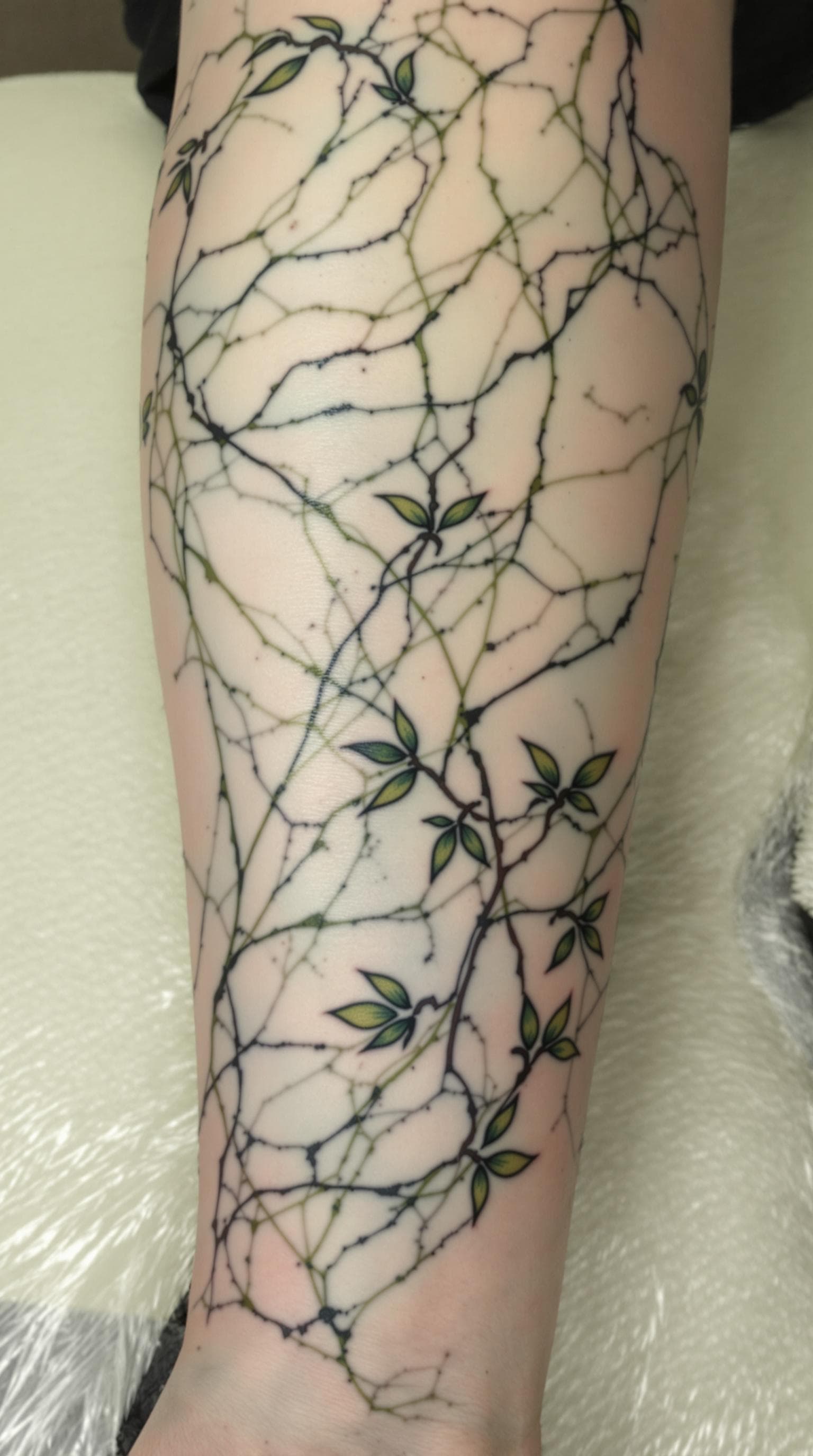 AI generated: 7. **Weißer Marmor mit grünen Linien und Eichenblättern als Tattoo.**  



  


