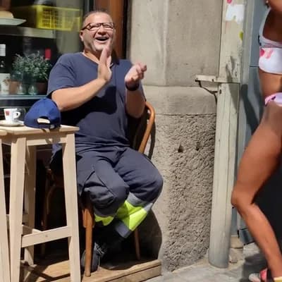 AI generated video: un grupo de mujeres en tanga le bailen twerking y el aplauda con entusiasmo