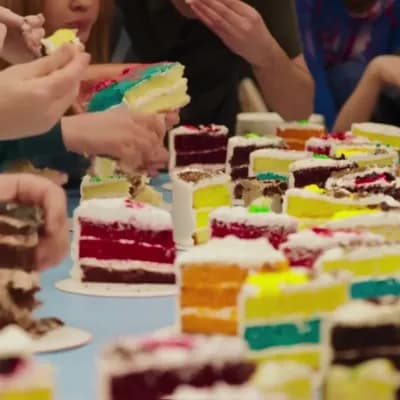 AI generated video: que empiecen a comer pasteles de todos los sabores y vallan engordando