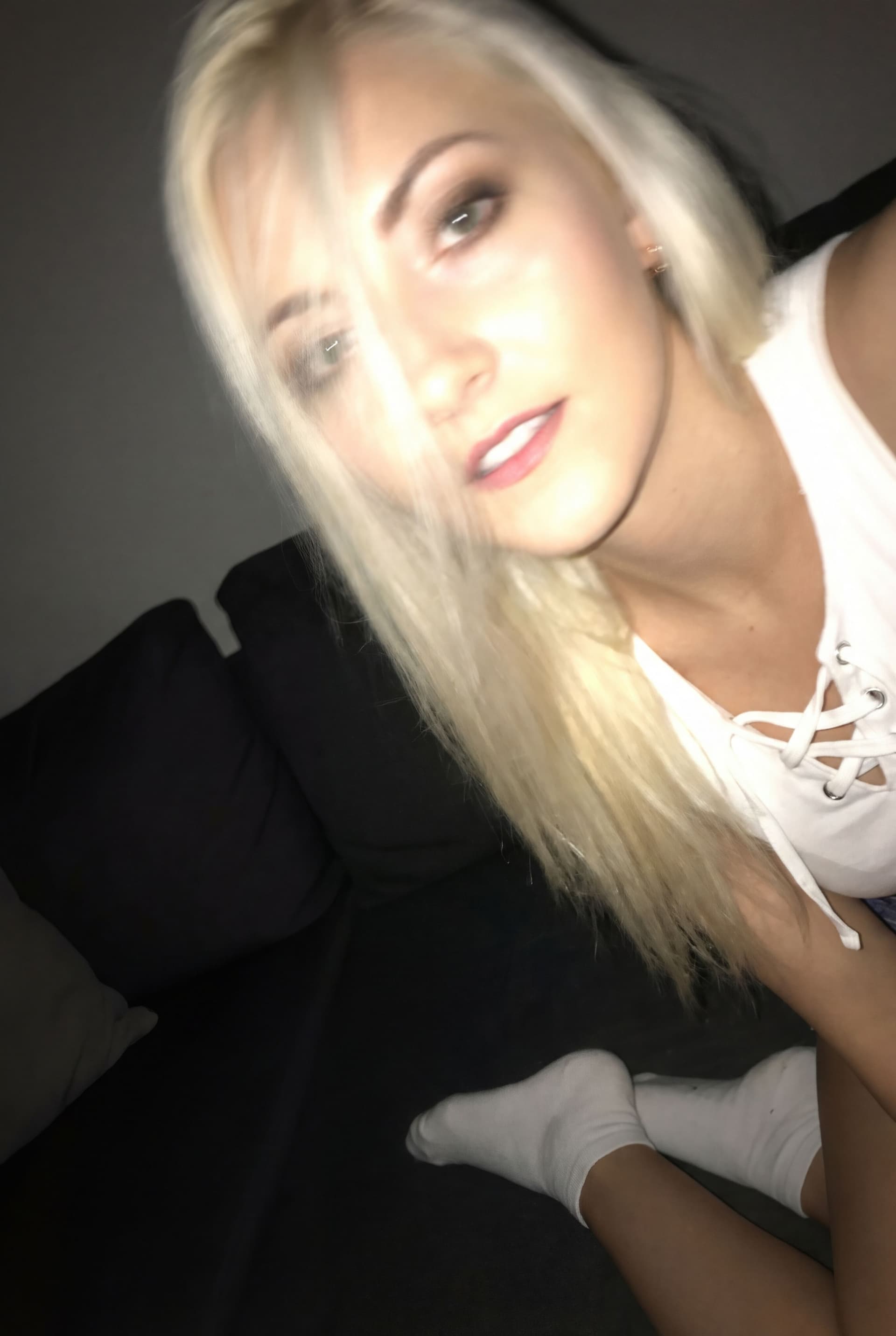 AI generated: A very ordinary iPhone full face selfie,a sloppy snapshot. The photo has slight motion blur and is s...