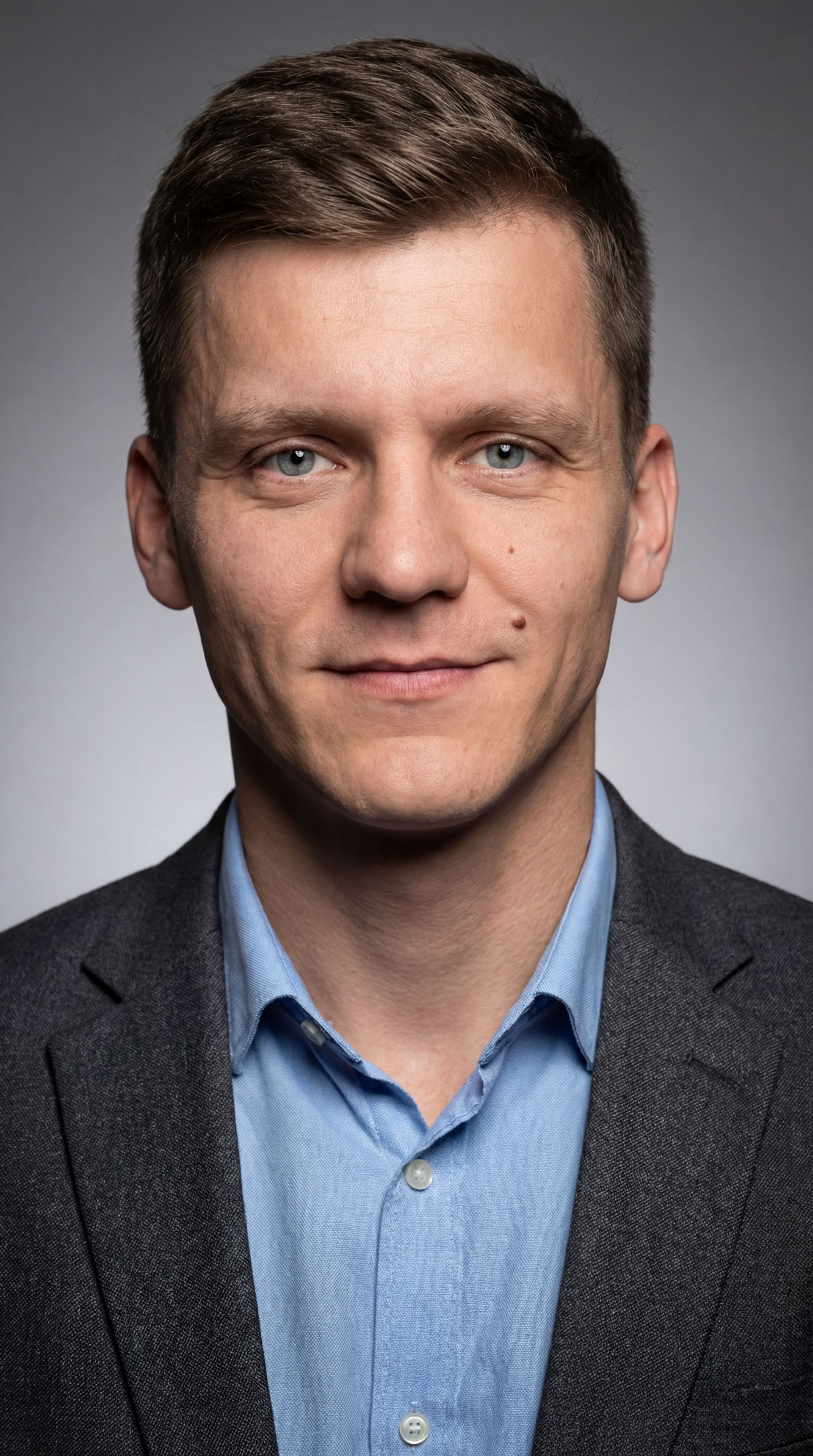 AI generated: photorealistic portrait of a professional man/woman in his/her late 30s, [описание вашей внешности],...