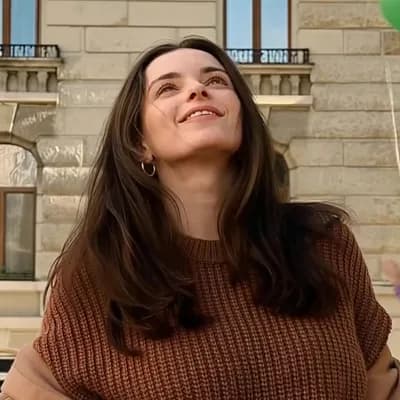 AI generated video: familia con lluvia de globos
