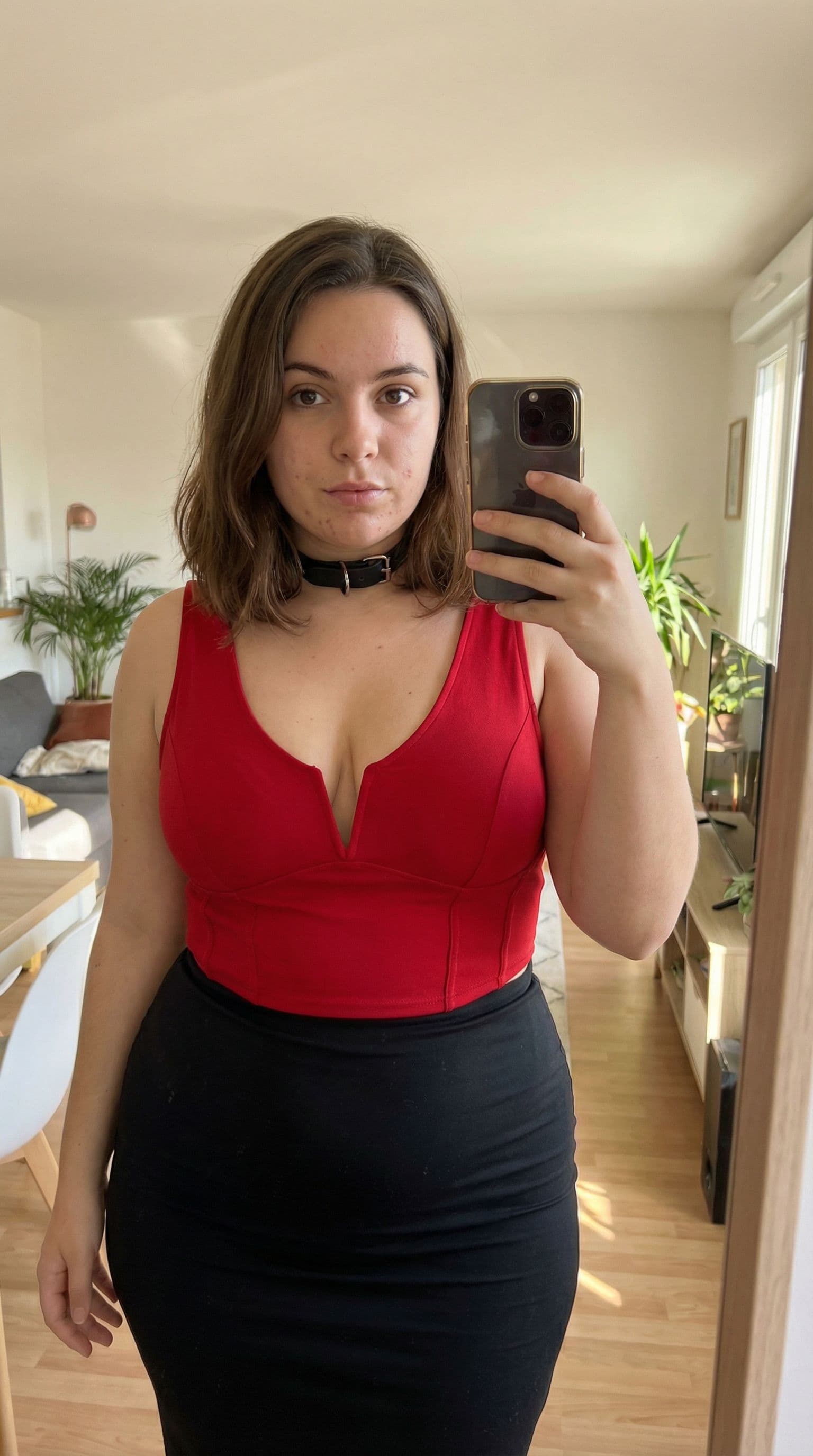 AI generated: Une photo, d'une femme de 18 ans avec des formes ,, a picture, , , dans son salon , la photo est pri...