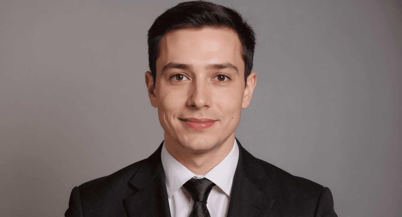 AI generated: crie um retrato profissional a partir da foto carregada, sem alterar o rosto. O retrato deve ser for...