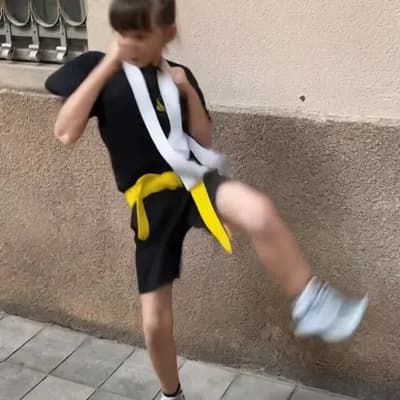 AI generated video: que de puñetazos con fuego y patadas con rayos