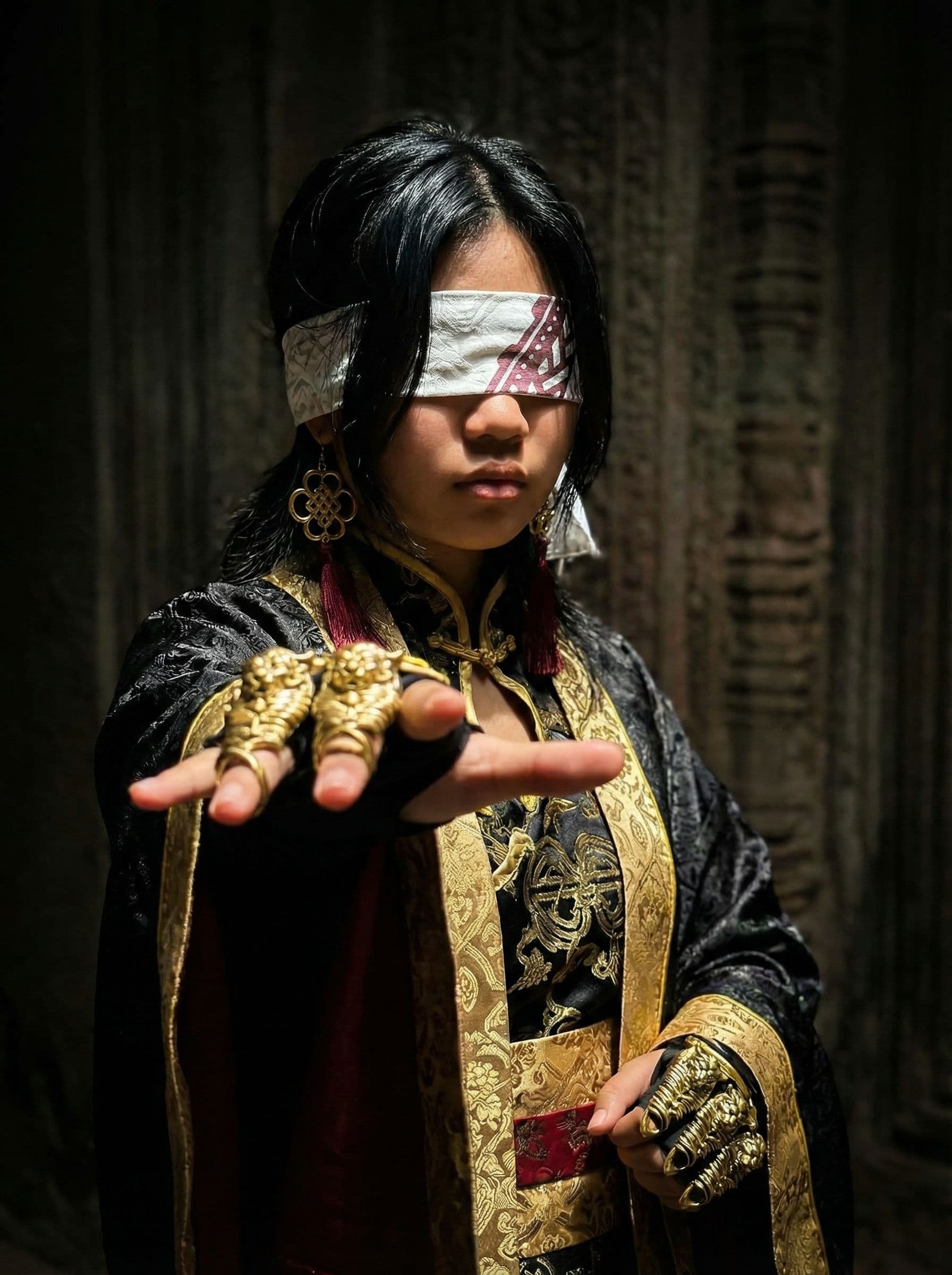 AI generated: Create a costume for Me based on quin shi huang from the anime récord of Ragnarok, incluiding the er...