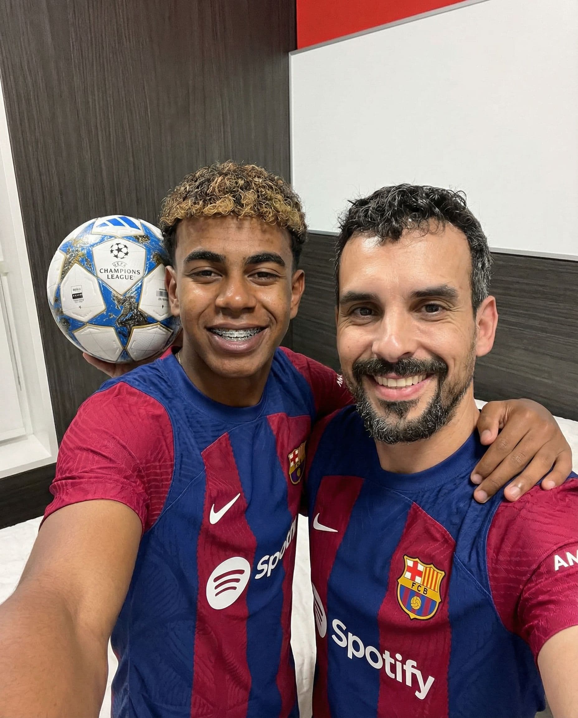 AI generated: Imagen tipo selfie vertical, los dos visten la misma camiseta del Fc Barcelona 