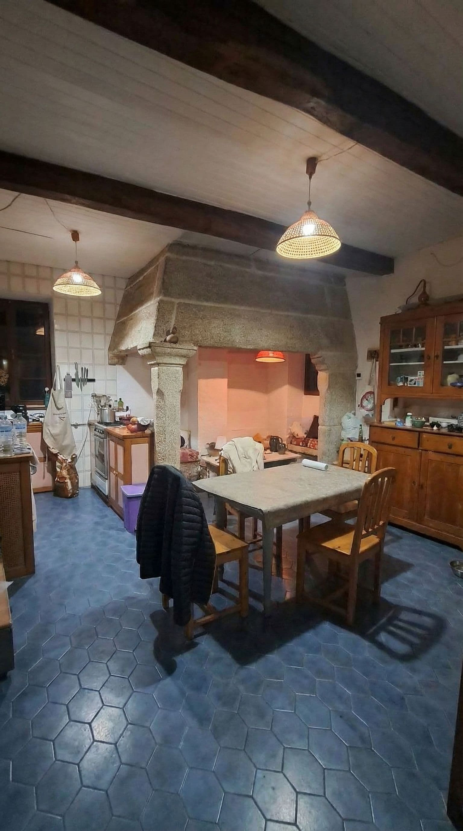 AI generated: todas estas fotos son de la misma cocina. hazme una imagen que se vea la cocina completa