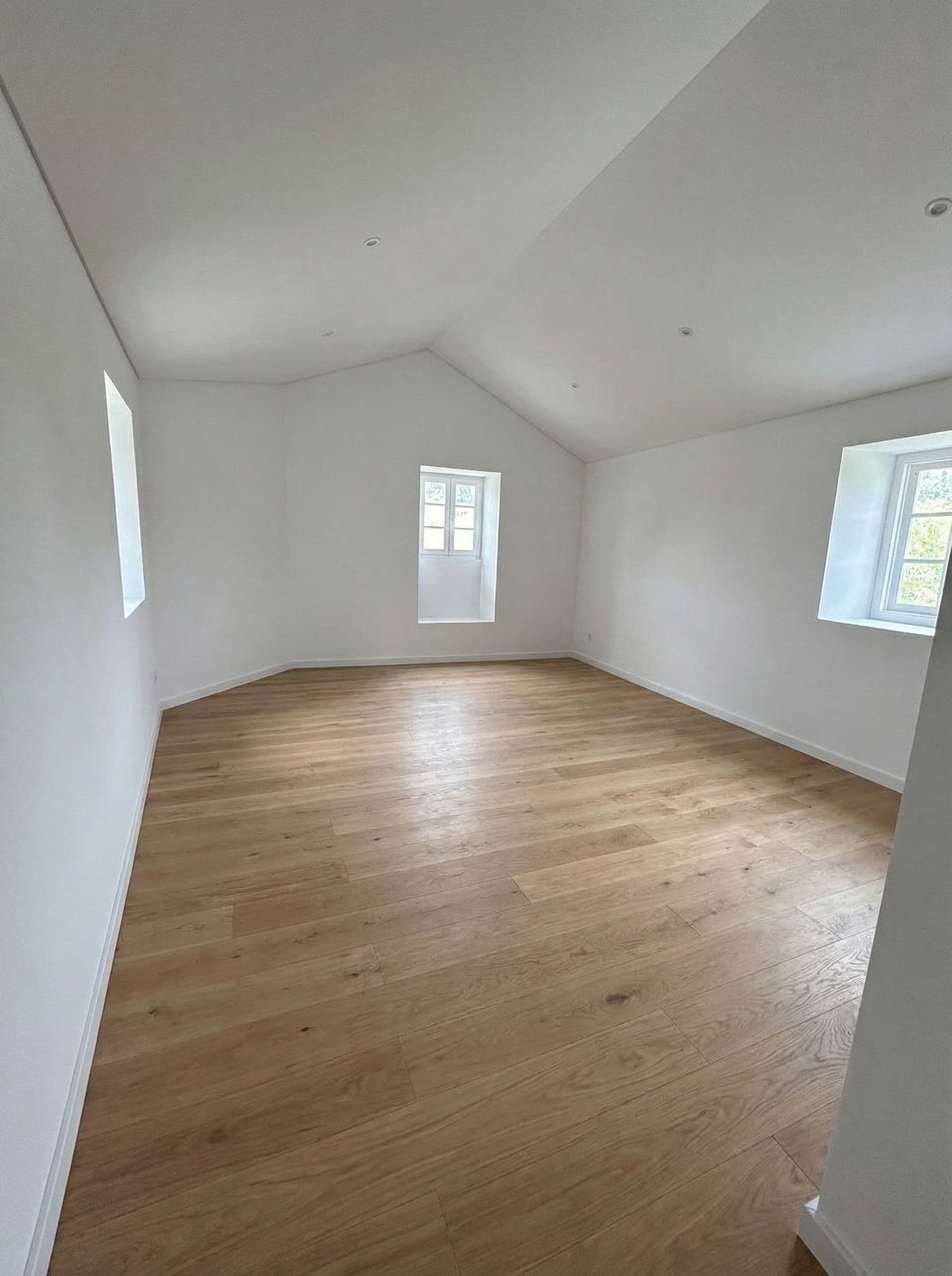 AI generated: crea una habitación, basandote en las medidas de esta habitación, con el suelo de madera, paredes bl...