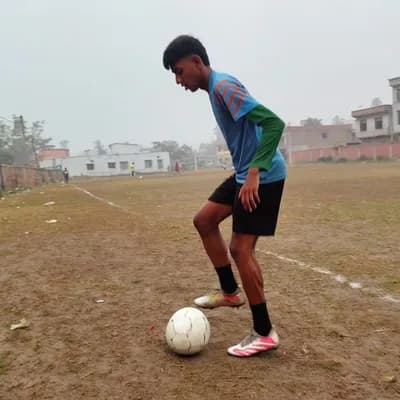 AI generated video: football player in 90th minutes in chill vibe in a counterattack

