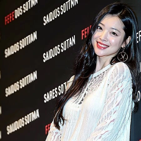 Featured image #2 for Sulli
