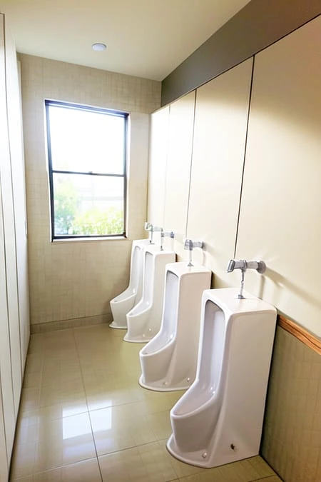 Featured image #1 for 学校の男子トイレ Boys' restroom in a Japanese high school